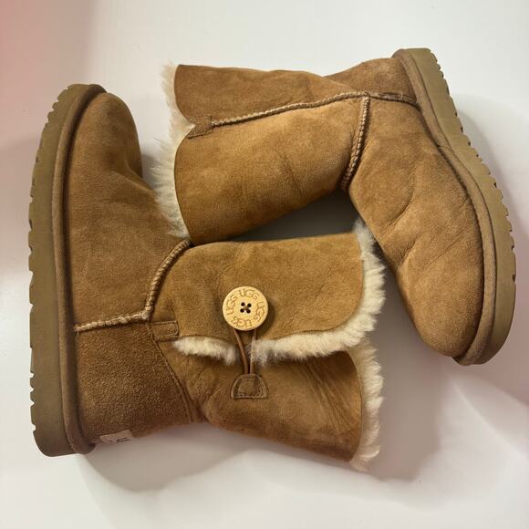 UGG AUSTRALIA Classic Bailey Button Boots Tan Brown 8 - Picture 5 of 9